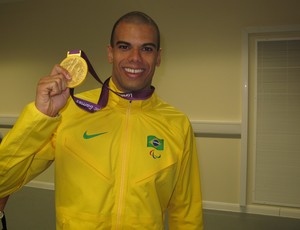 Andre exibe a mais nova medalha da coleção paralímpica (Foto: Cahê Mota / Globoesporte.com)