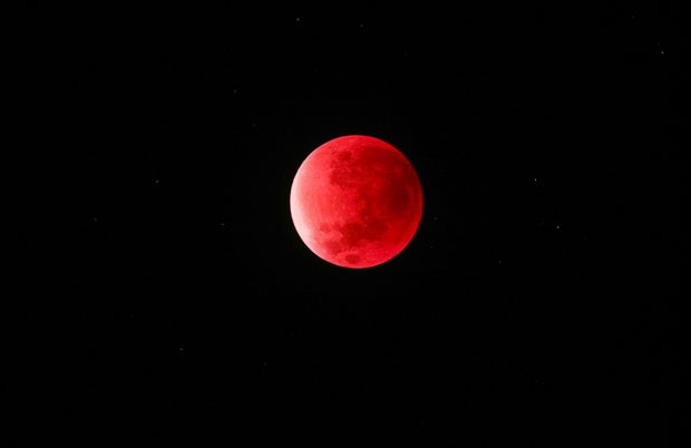 Supermoon Eclipse 2015 de Peter Folkesson Em 28 de setembro de 2015, uma superlua coincidiu com um eclipse lunar, fenômeno registrado nesta fotografia da lua avermelhada em Boras, na Suécia (Foto: Peter Folkesson/Observatório Real de Greewich) Supermoon Eclipse 2015 de Peter Folkesson Em 28 de setembro de 2015, uma superlua coincidiu com um eclipse lunar, fenômeno registrado nesta fotografia da lua avermelhada em Boras, na Suécia (Foto: Peter Folkesson/Observatório Real de Greewich)