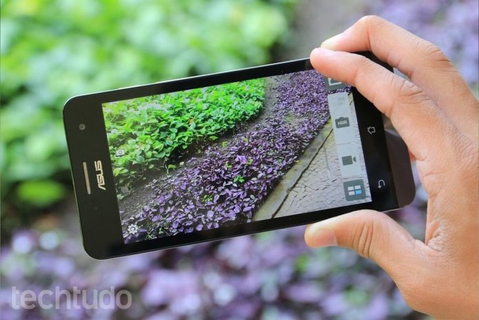 Zenfone 5 tem tela de 5 polegadas (Foto: Lucas Mendes/TechTudo)