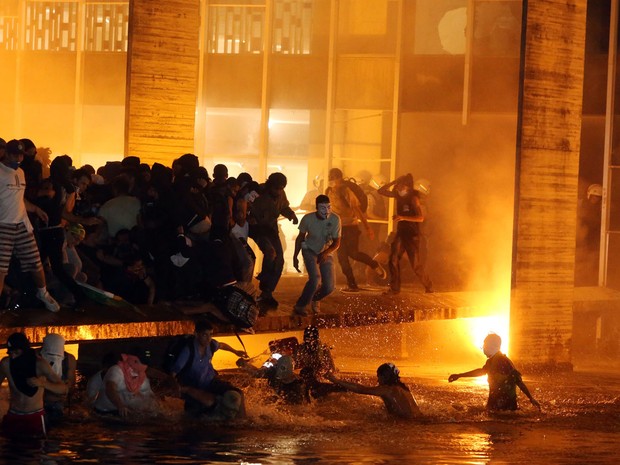 Resultado de imagem para Brasilia pega fogo manifestantes