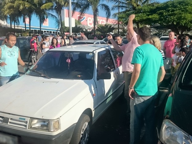 Testemunhas se aglomeraram ao redor do veículo antes de abri-lo (Foto: Caio Gomes Silveira/ G1)