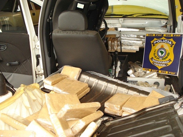 Tijolos da droga estavam no banco traseiro e no painel (Foto: Polícia Rodoviária Federal)