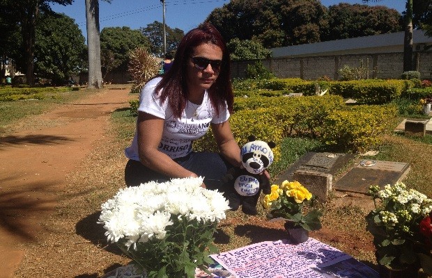Integrante da equipe de Cristiano Araújo desmaia ao visitar túmulo 