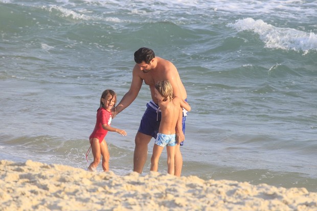 Thiago Lacerda com a família na praia (Foto: Delson Silva / AgNews)