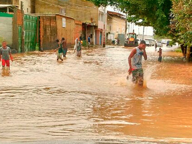 Chuva em Salvador também alagou rua no bairro de Canabrava, em Salvador (Foto: Rafael Santana/Globoesporte.com )