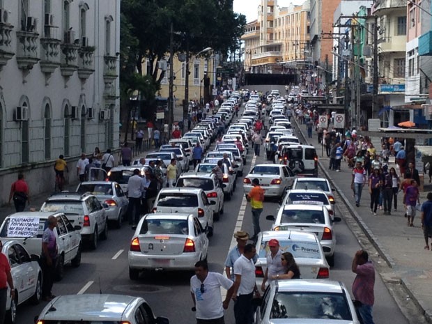 Protesto de taxistas em João Pessoa fecha trânsito  (Foto: Walter Paparazzo/G1)