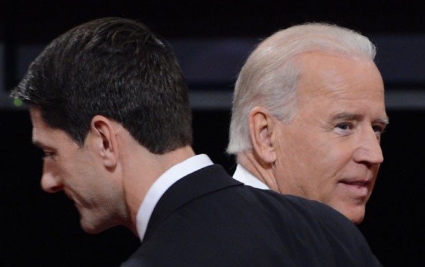 Os candidatos à vice-presidência dos EUA Paul Ryan e Joe Biden após o debate desta quinta-feira (11) (Foto: AFP)