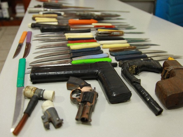 Armas apreendidas nas escolas pela Ronda Escola da PM (Foto: Biné Morais / O Estado)