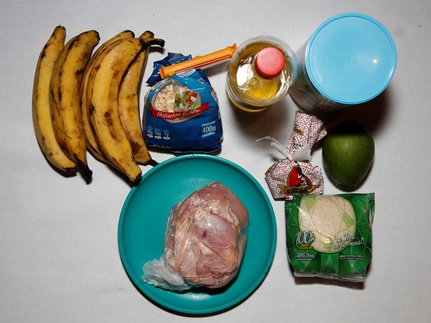 Comida encontrada na casa de Alida Gonzales: meio quilo de frango, quatro bananas, um pouco de óleo de cozinha, um pequeno pacote de arroz e uma manga. (Foto: REUTERS/Carlos Garcia Rawlins)