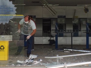 Bandidos explodem agência bancária  (Foto: Aniele Brandão/TV Clube)