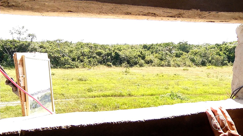 Policiais precisam se encostar à janela da guarita para ver muro; espelho improvisado amplia campo de visão (Foto: Reprodução/Inter TV Cabugi)