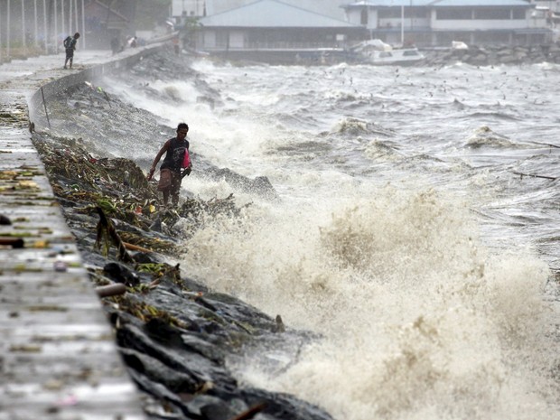 Residentes procuram por materiais recicláveis entre as ondas causadas pelo tufão Koppu em Manila. (Foto: REUTERS/Erik De Castro)