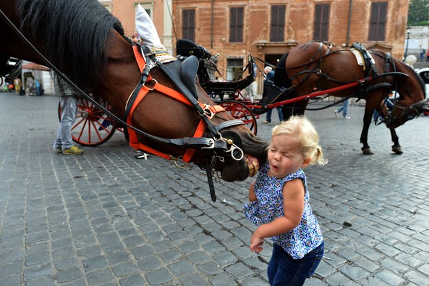 Menina se assustou com a reação do equino em Roma (Foto: Alberto Pizzoli/AFP)