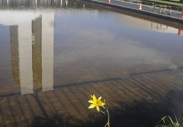 Espelho d'água reflete imagem do Congresso Nacional (Foto: Adriana Corrêa/Agência Senado)