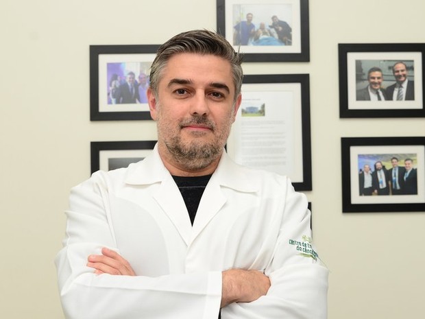 Oncologista FÃ¡bio Franke vÃª relaÃ§Ã£o direta entre agrotÃ³xicos e cÃ¢ncer (Foto: Diogo Zanatta/BBC)