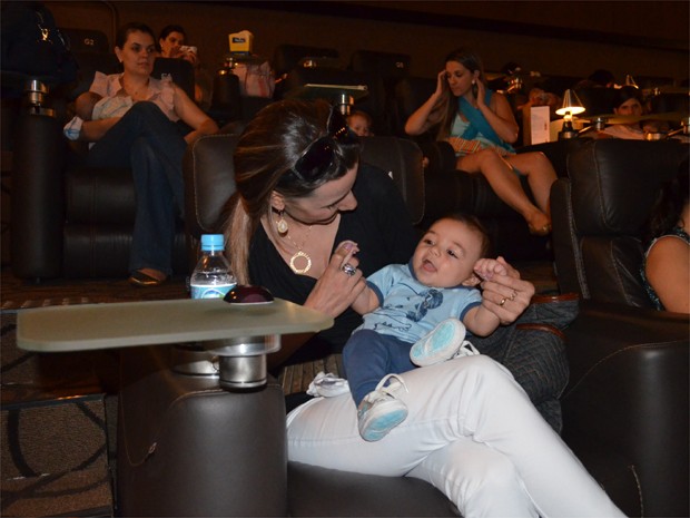 Davi, de apenas cinco meses, se diverte com a mãe Michele durante o filme (Foto: Amanda Pioli/G1) Davi, de apenas cinco meses, se diverte com a mãe Michele durante o filme (Foto: Amanda Pioli/G1)