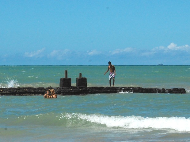 Fragata "Niterói" é visível na costa pernambucana a partir do bairro do Pina, Zona Sul da cidade. (Foto: Lorena Aquino/G1)