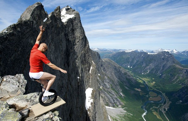 Ronningsbakken também se fotografa sobre monociclos. Nesta imagem, demonstra o seu equilíbrio à beira de um precipício de 1.400m de altura em Trollveggen - conhecida como a Muralha dos Trolls - em Romsdalen, na Noruega. (Foto: Eskil Ronningsbakken/BBC)