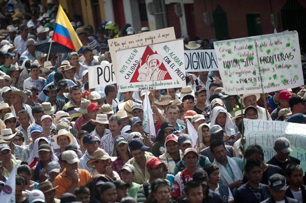 Protesto na cidade produtora de café Bolombolo (Foto: Raul Arboleda/AFP)