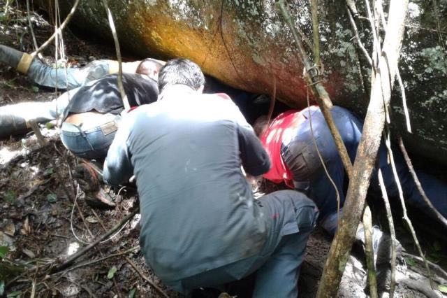 Resgate teve a ajuda de moradores (Foto: Corpo de Bombeiros de Balneário Camboriú/Divulgação)