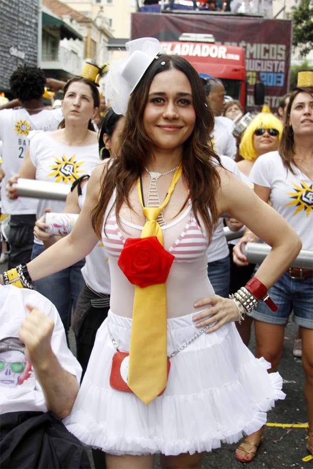 Alessandra Negrini com sua roupa de rainha de bateria (Foto: Paduardo/AgNews) Alessandra Negrini com sua roupa de rainha de bateria (Foto: Paduardo/AgNews)