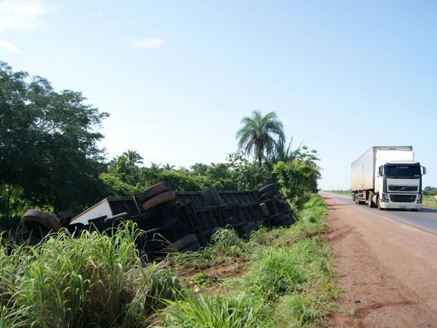 Caminhão ficou tombado às margens da BR-153 (Foto: Divulgação/Paparazzo Caminhões da BR-153)
