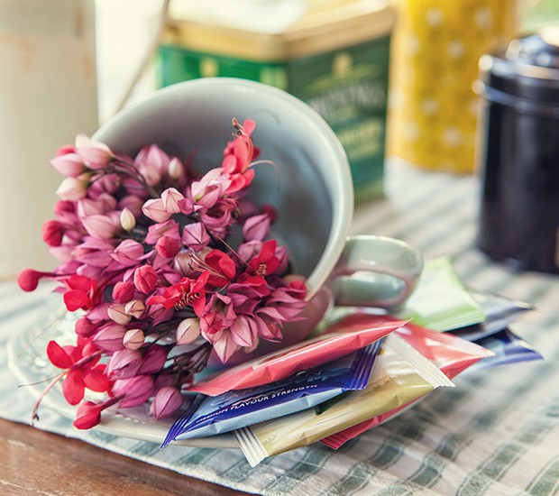 Para montar a mesa de chá para os convidados, dá até para montar um miniarranjo de flores na xícara que será usada (Foto: Lufe Gomes/Editora Globo)