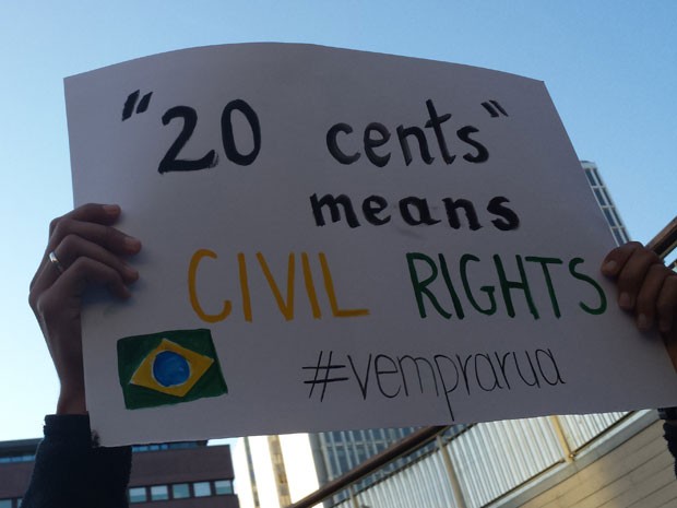 Uma das marcas do movimento brasileiro é reproduzida em um cartaz na Suécia (Foto: Victória Freitas/ Arquivo pessoal)