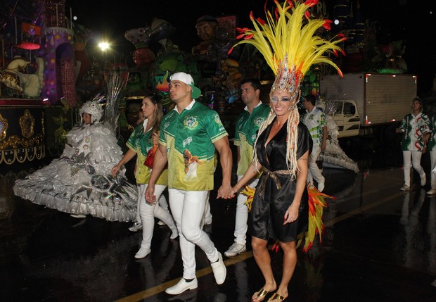 Juju Salimeni chega para o desfile em São Paulo (Foto: Celso Tavares / EGO)