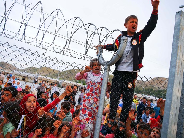 Imagem de arquivo mostra crianças refugiadas atrás das grades do campo de Nizip, na Turquia (Foto: REUTERS/Umit Bektas)