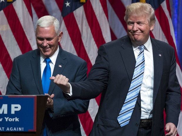 O provável candidato presidencial Donald Trump apresenta Mike Pence, durante evento de campanha (Foto: AP Photo/Evan Vucci)
