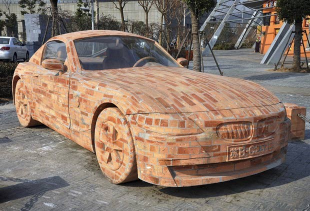 Em 2011, o chinês Dai Geng exibiu uma réplica de uma BMW Z4 feita com tijolos.O carro de tijolos pesa 6,5 toneladas, e Dai Geng passou mais de um ano cimentando os blocos de tijolos para esculpir o modelo. (Foto: AP)