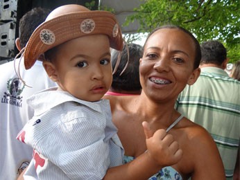 Fabiana Avelino levou o pequeno José, fã de Waldonys, para assistir a celebração (Foto: Luna Markman/G1)