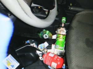 Gafarras vazias de bebidas alcoólicas foram encontradas dentro do veículo (Foto: Divulgação/ Polícia Civil) Gafarras vazias de bebidas alcoólicas foram encontradas dentro do veículo (Foto: Divulgação/ Polícia Civil)