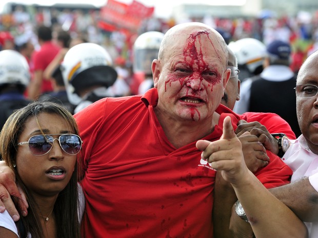 Manifestante ferido durante protesto com policiais militares no gramado em frente ao Congresso Nacional, em Brasília (Foto: Zeca Ribeiro/Câmara dos Deputados)