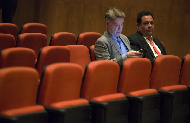 O empresário Eike Batista aguarda início do primeiro dia de audiências de seu julgamento. Ele é acusado de manipular o mercado financeiro (Foto: Felipe Dana/AP)