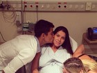 Na maternidade, Micael Borges beija namorada antes do parto