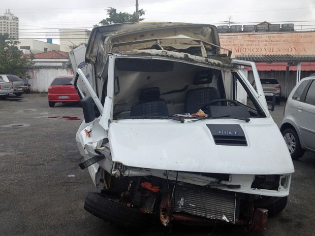 Frente do veículo ficou bastante destruída após acidente (Foto: Helton Simões Gomes/G1)