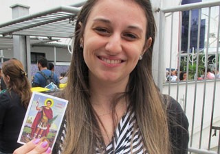 Giovanna entregou santinhos aos candidatos (Foto: Rafael Sampaio/G1)