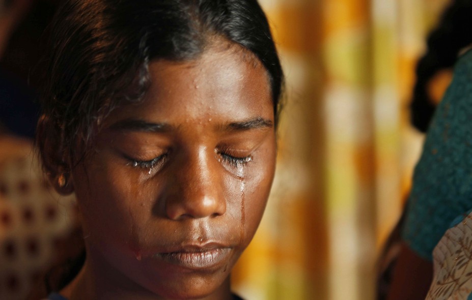 Ravichandran Gajini, uma sobrevivente do deslizamento de terra no Sri Lanka, chorar em um campo de refugiados em Punagala após perder os pais na tragédia. Oficiais estimam que cerca de 100 pessoas foram mortas quarta-feira (29) de manhã