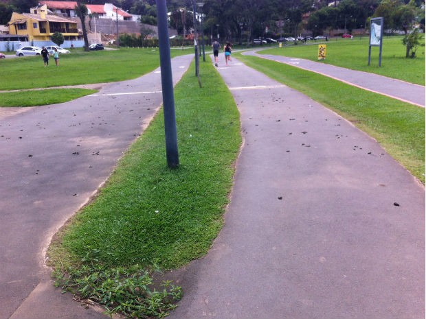 Atletas precisaram desviar trajeto para não pisar nas fezes (Foto: Arquivo pessoal) Atletas precisaram desviar trajeto para não pisar nas fezes (Foto: Arquivo pessoal)