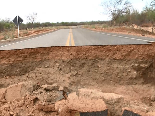 Estrada interrompida em Betânia, no Piauí (Foto: Reprodução/TV Clube)