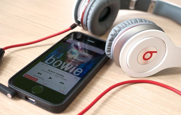 Beats é famosa por seus fones de ouvido e por um serviço de streaming de música (Foto: Creative Commons/Flickr/Janitors)