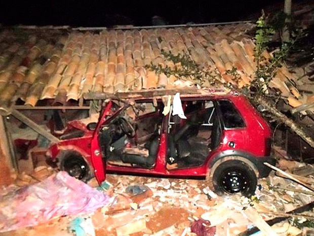 Carro sai da pista, invade casa e mata mãe e filho em Alagoinhas, na Bahia (Foto: Aragão Notícias)