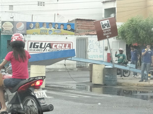 Força dos ventos entortou placas da cidade (Foto: Alex Santana/Iguatu.net)