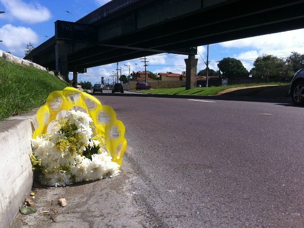 Flores foram deixadas no local do acidente em homenagem às vítimas (Foto: Adneison Severiano/G1 AM)