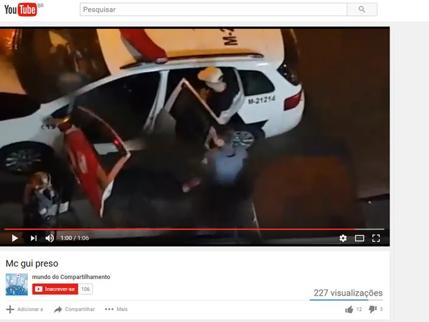 Vídeo postado no Youtube mostra Mc Gui sendo levado para delegacia (Foto: Reprodução/Youtube)