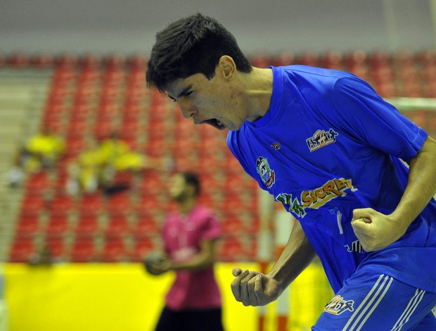 João Ribeiro comemora gol na vitória do Vinicius de Moraes sobre o Castro Alves no handebol das Olimpíadas Escolares (Foto: Fernando Soutello/AGIF/COB)