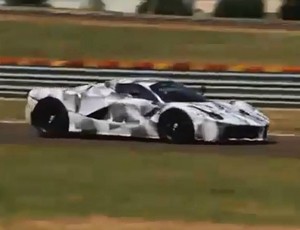 Alonso pilota a LaFerrari na pista de testes da escuderia em Fiorano (Foto: Divulgação)