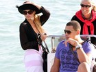 Paris Hilton anda de barco com novo namorado